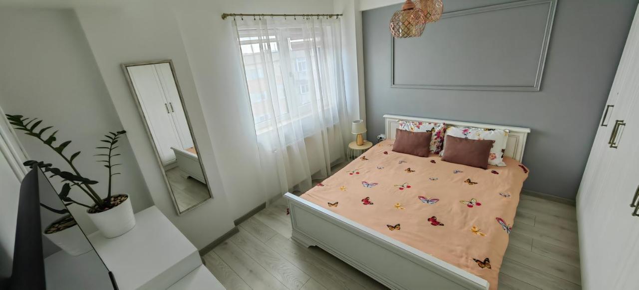 Apartament 1 Mai Bloc Nou-Self Check-In ไกรโอวา ภายนอก รูปภาพ