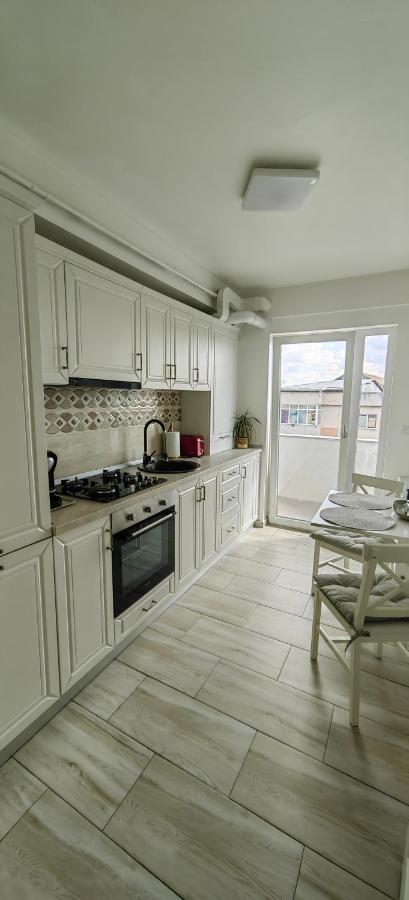 Apartament 1 Mai Bloc Nou-Self Check-In ไกรโอวา ภายนอก รูปภาพ