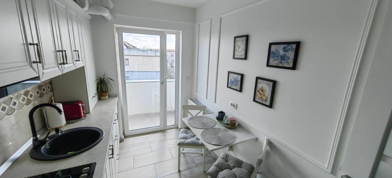 Apartament 1 Mai Bloc Nou-Self Check-In ไกรโอวา ภายนอก รูปภาพ