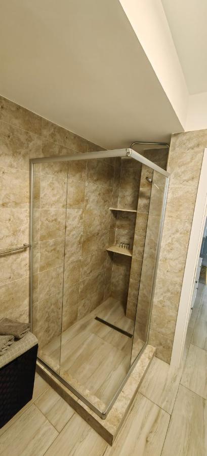 Apartament 1 Mai Bloc Nou-Self Check-In ไกรโอวา ภายนอก รูปภาพ